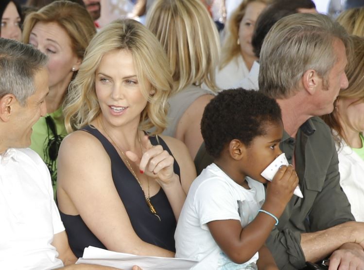 Charlize Theron reveló que su hija Jackson es transgénero | Espectáculos