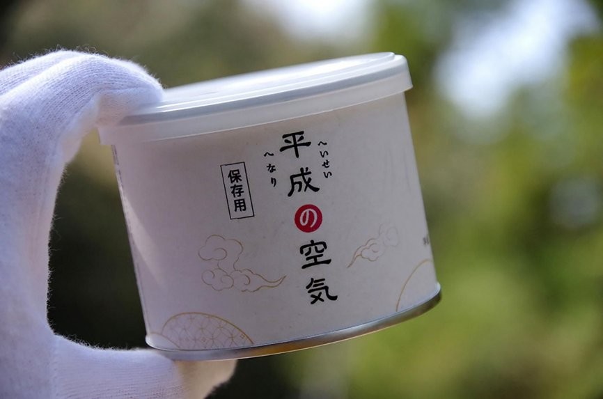 Japón: a poco de la coronación del nuevo emperador, venden latas con "aire de la era saliente" | Curiosidades