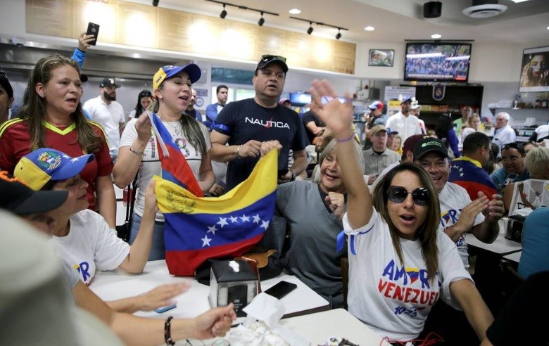 Venezolanos en Miami celebran el levantamiento de militares a favor de Guaidó | Internacionales