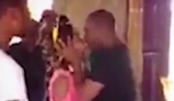 Video: el pastor que besa en la boca a una seguidora para sacarle el demonio del cuerpo | Curiosidades