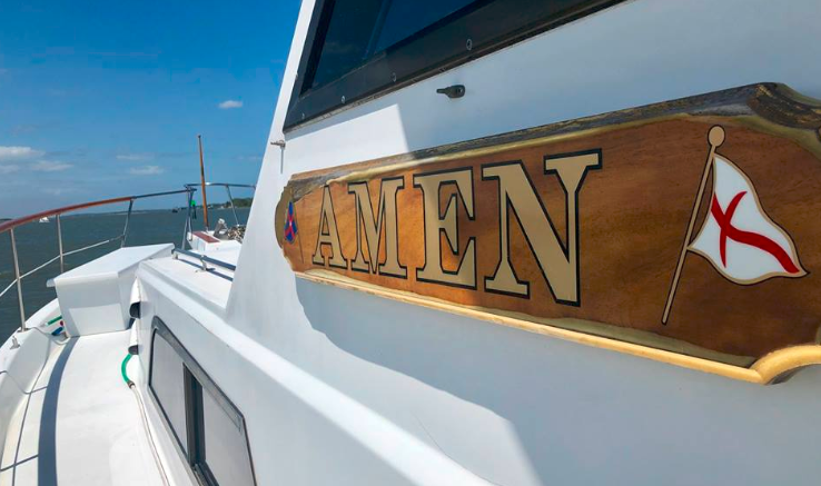 Tiene un barco llamado "Amén" y rescató a dos jóvenes que rezaban perdidos en el mar | Curiosidades