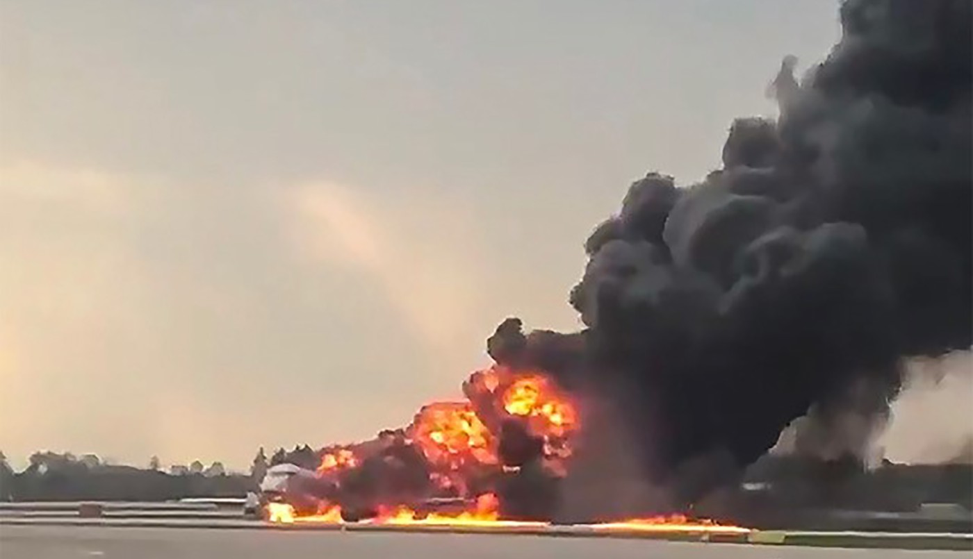 Sobrevivientes del incendio en el avión ruso aseguraron que un rayo alcanzó el aparato | Internacionales