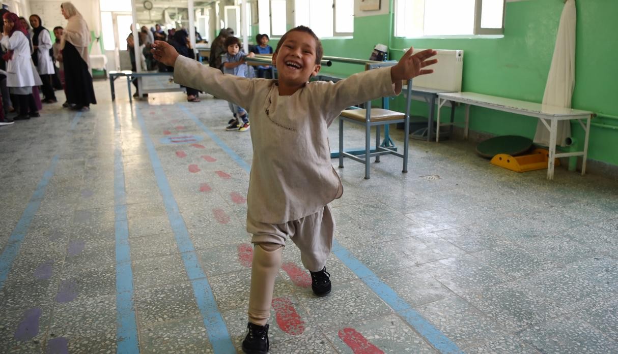 Video: el nene afgano que baila de felicidad al recibir su pierna ortopédica | Curiosidades