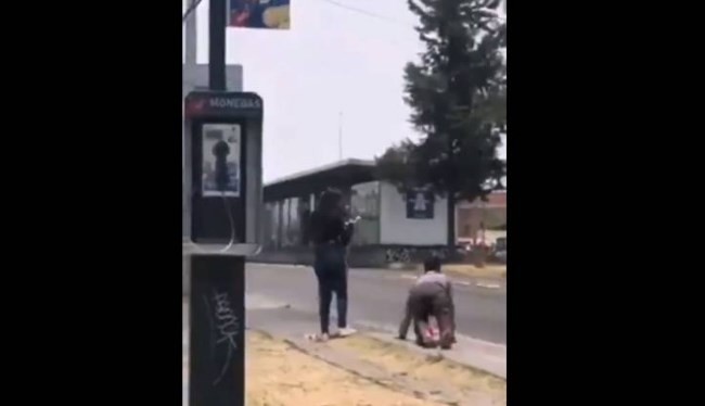 Video: una mujer hizo gatear a su novio en la calle para perdonarle una infidelidad | Curiosidades