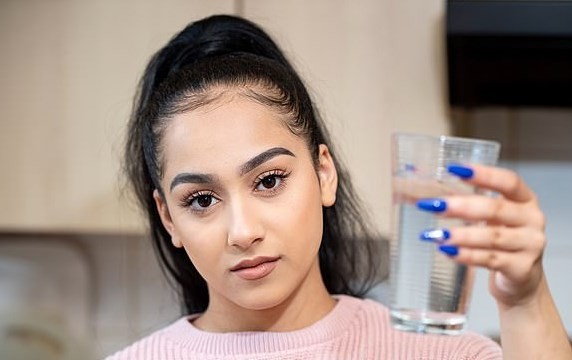 El drama de la youtuber que es alérgica al agua: no puede llorar, ni bañarse | Curiosidades