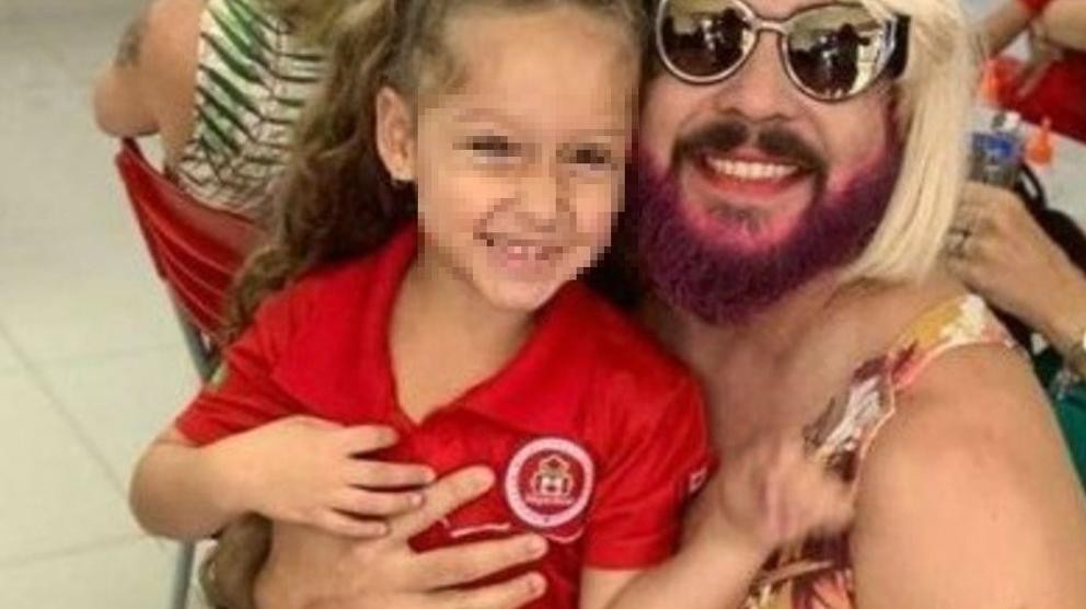 El padre viudo que se vistió de "madre" para acompañar a su hija al colegio | Curiosidades