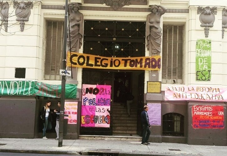 Tomaron el Carlos Pellegrini por el nombramiento de un profesor acusado de consumir pornografía | Actualidad