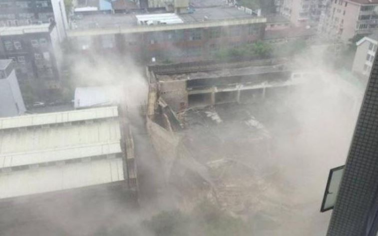 Se derrumbó un rascacielos en el centro financiero de China | Internacionales