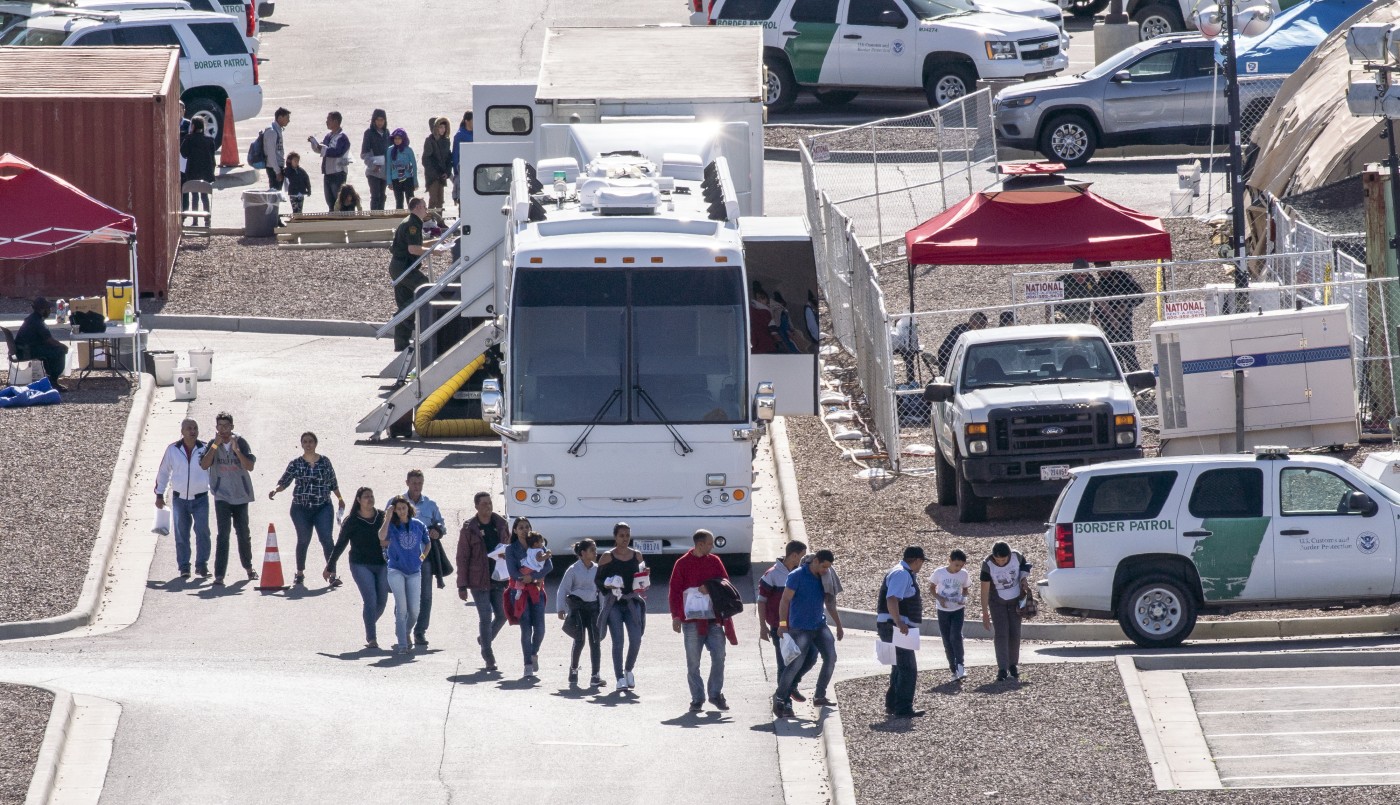 Gobernador DeSantis se opone a que Trump "descargue" indocumentados en Florida | Internacionales