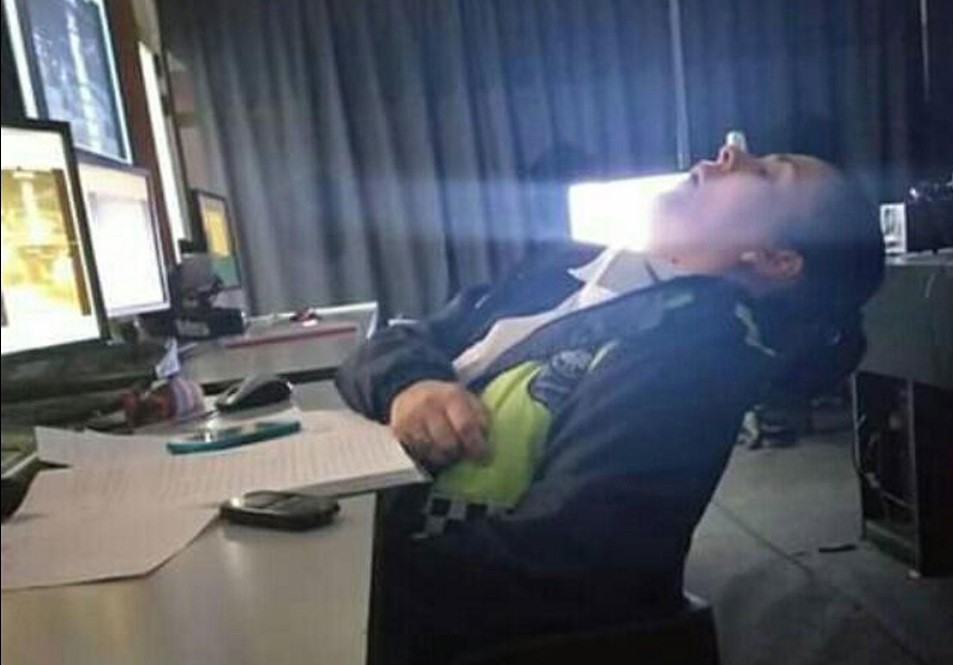 Escándalo en Tucumán por las fotos de policías durmiendo en un centro de monitoreo | Redes