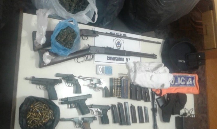 Una pareja golpeó a un vecino, los allanaron y les encontraron un arsenal | Actualidad