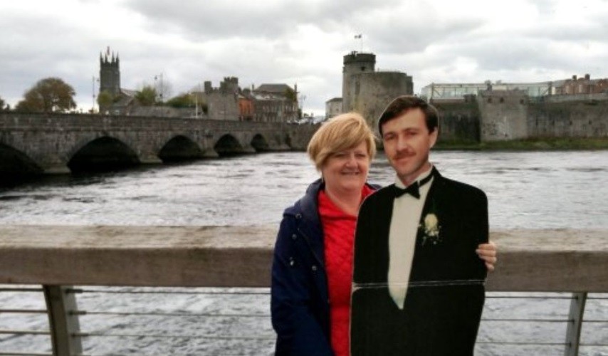 La historia de la viuda que viaja por el mundo con la figura de cartón de su esposo | Curiosidades