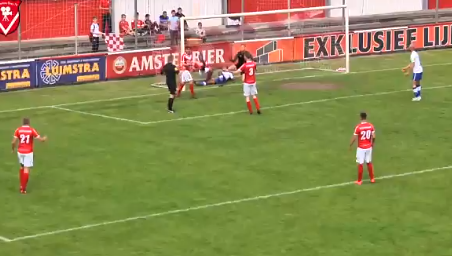 Insólito: un árbitro validó un gol que él mismo metió en medio de un partido | Redes