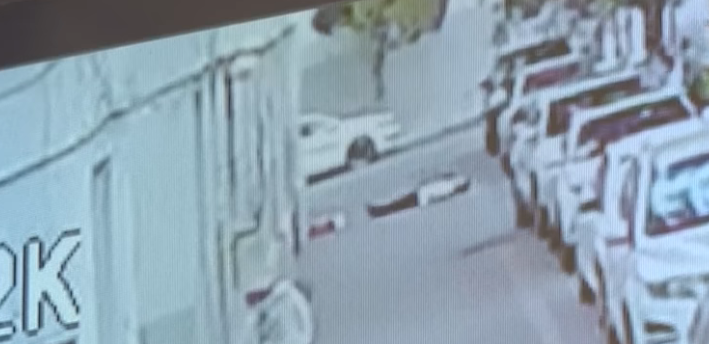 Dramático video: vio a un bebé caer desde un quinto piso y lo salvó en el último segundo | Redes