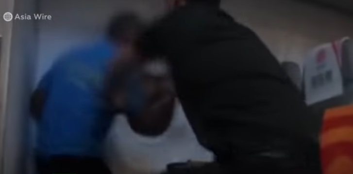 Pánico en el aire: un pasajero quiso abrir la puerta de un avión minutos antes de aterrizar | Redes