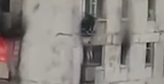 Video: un joven arriesgó su su vida para salvar a dos nenas de un balcón en llamas | Redes