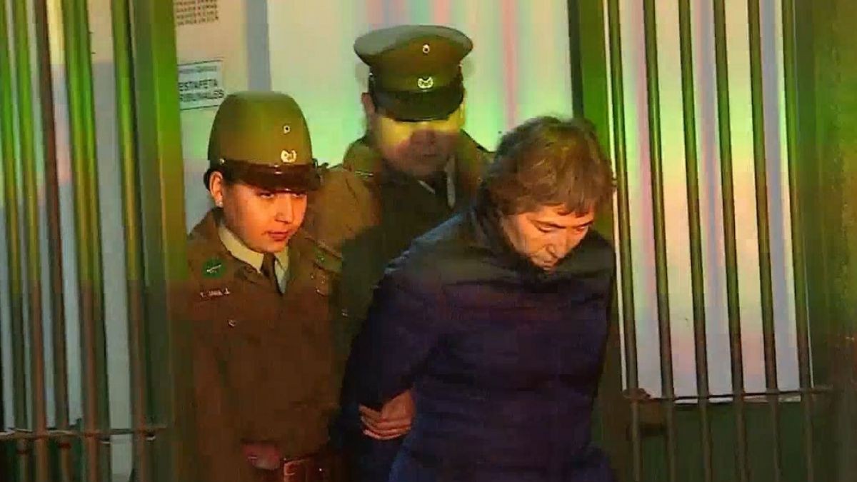 Una abuela le quemó las manos a sus nietos de 6 y 8 años: los acusó de robarle plata | Internacionales