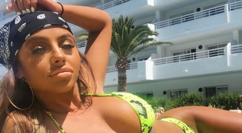 La chica adicta a broncearse en la cama solar a la que acusan de ser "racista con los blancos" | Curiosidades