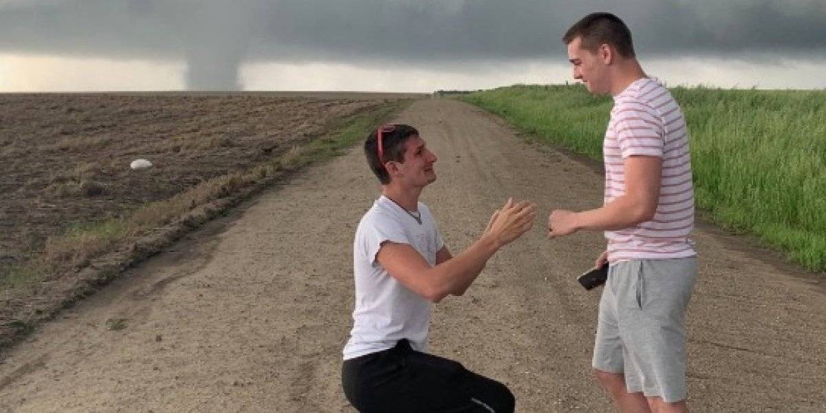 "Los dos amores de mi vida": meteorólogo le pide matrimonio a su novio frente a un tornado | Curiosidades