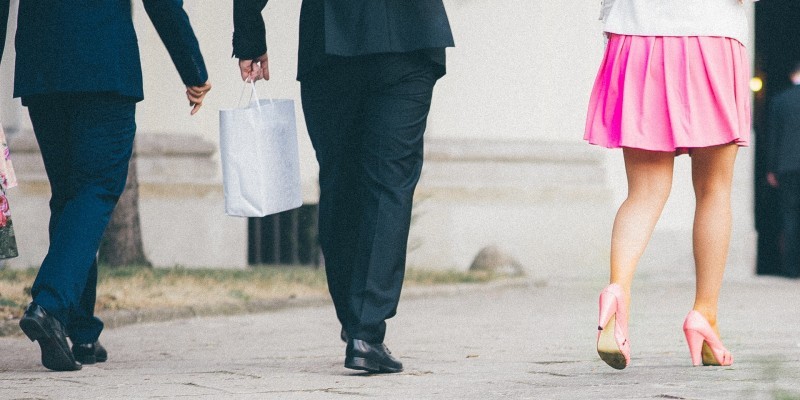 Una empresa rusa ofrece un pago extra a sus empleadas que vayan en pollera y maquilladas | Curiosidades