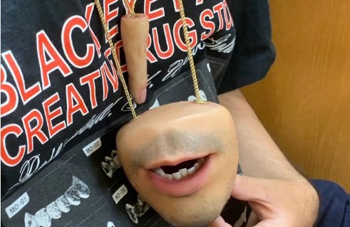 Video espeluznante: el monedero con forma de boca humana que asustó a todos | Curiosidades