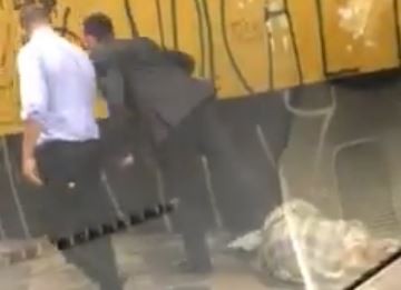 Video que indigna: un transeúnte pateó a un indigente en Santa Fe | Redes