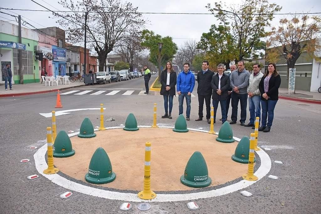 Estallaron los memes por la insólita inauguración de la "mini" rotonda de Chivilcoy | Redes