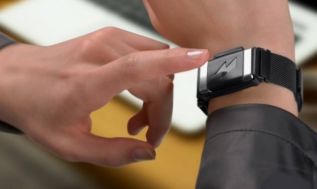 Crean una pulsera que da "toques" eléctricos cada vez que se come demasiado | Tecno