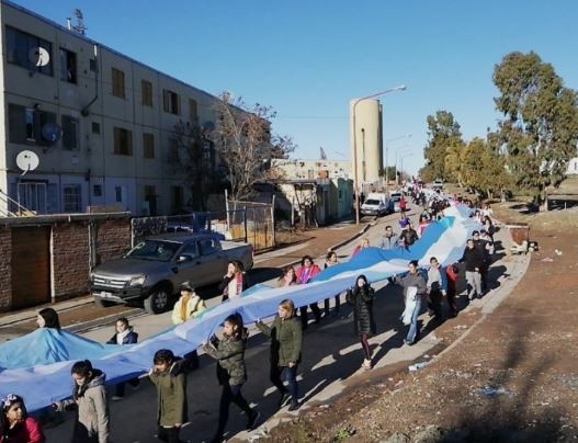Alumnos abrazaron su escuela con una bandera de más de 200 metros | Actualidad