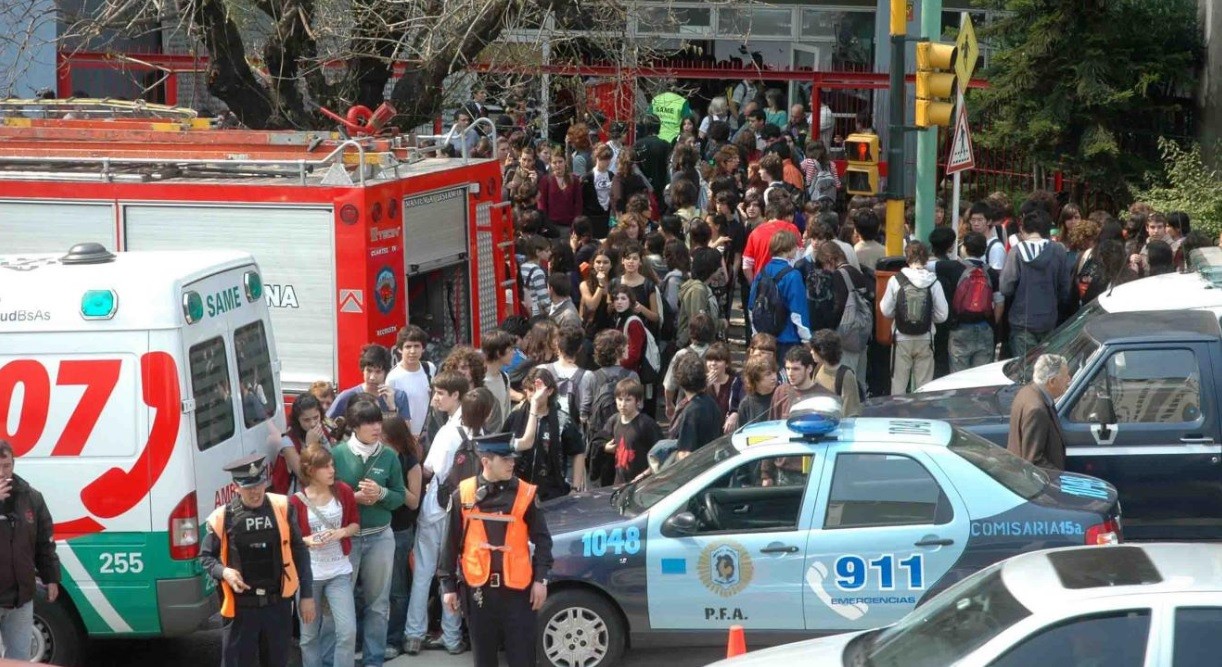 Evacuaron el Lenguas Vivas por escape de gas, dos alumnos están internados | Actualidad
