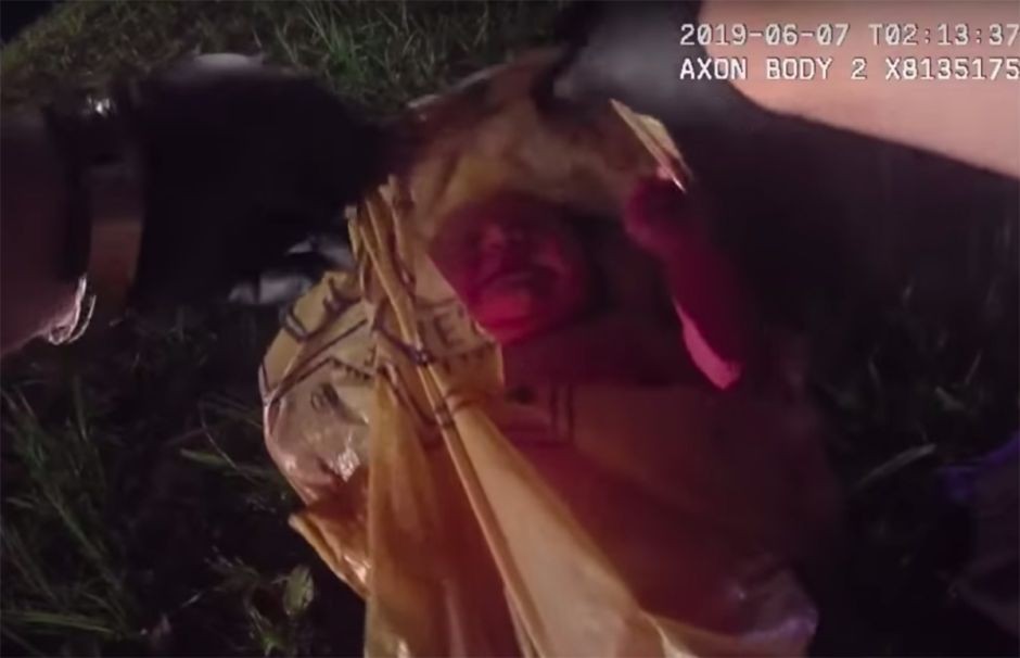 Video: el momento en que rescatan a una beba recién nacida abandonada | Internacionales