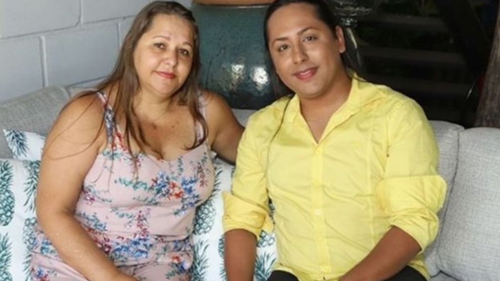 La mujer de 45 años que está embarazada de sus nietos: su hijo gay será padre de gemelos | Curiosidades