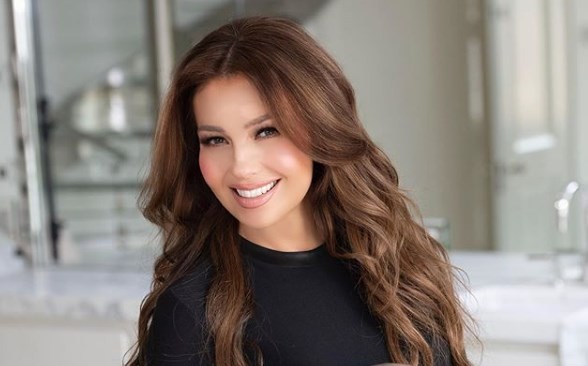 Video: Thalía, expuesta en la intimidad de un sauna tapada sólo con una toalla | Espectáculos