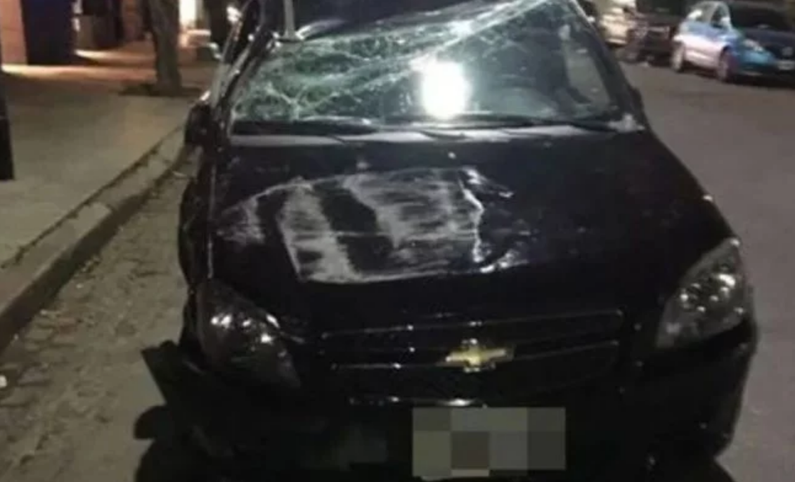 Efecto eclipse: una mujer se mareó, chocó con otro auto y volcó | Actualidad