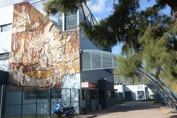 El hospital de Gonnet también abre sus puertas de noche para que la gente no pase frío | Actualidad