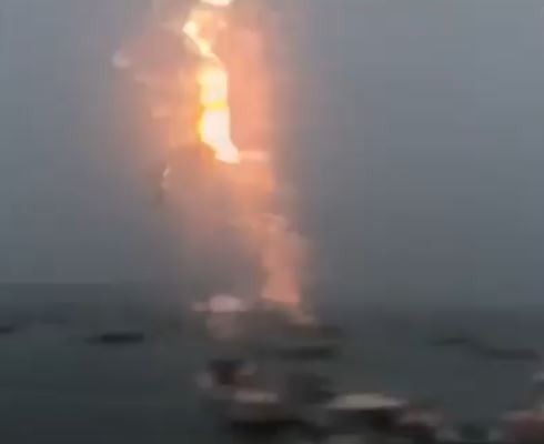 Video: un rayo cayó sobre el mástil de un velero amarrado | Curiosidades