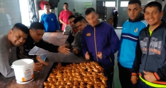 Presos de La Plata hicieron facturas y abrigo para personas en situación de calle | Actualidad