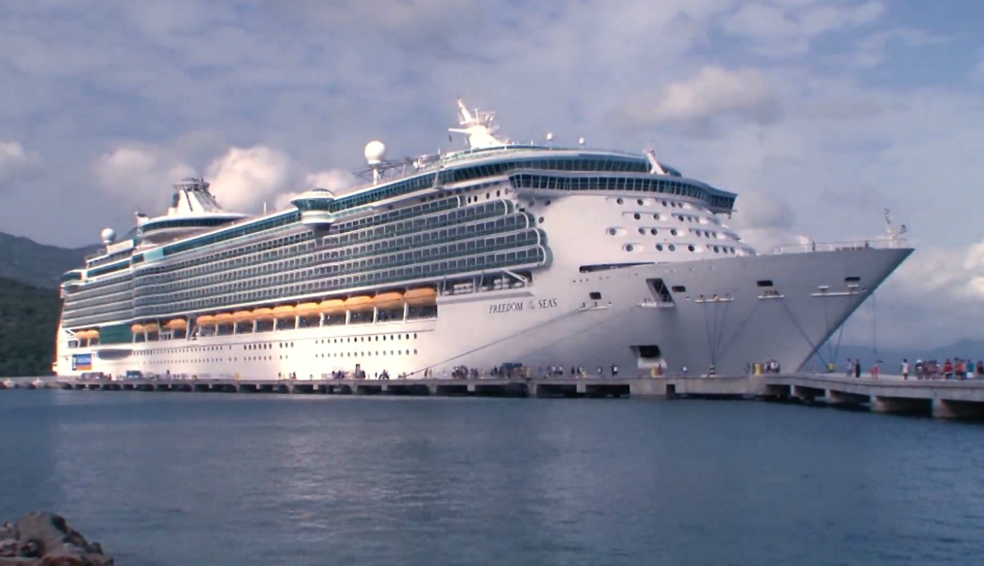 Murió una beba tras resbalar de los brazos de su abuelo en un crucero de lujo | Internacionales