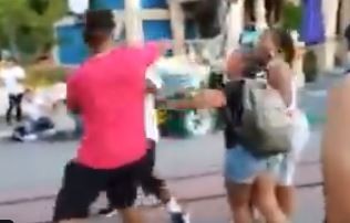 Batalla campal en un parque de diversiones de Disney hizo llorar a los chicos | Redes