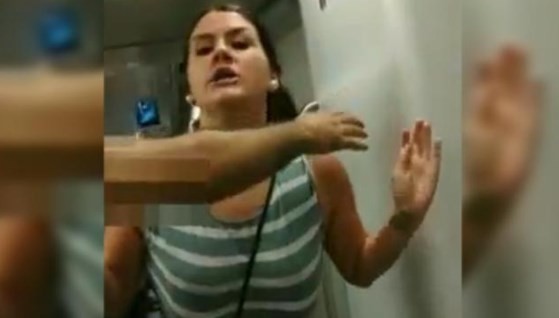 Una mujer insultó a una pareja de lesbianas por besarse en el metro de Barcelona | Internacionales