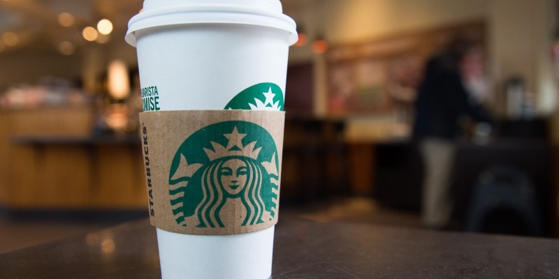 El extraño mensaje que le pusieron en su vaso de café de Starbucks | Curiosidades