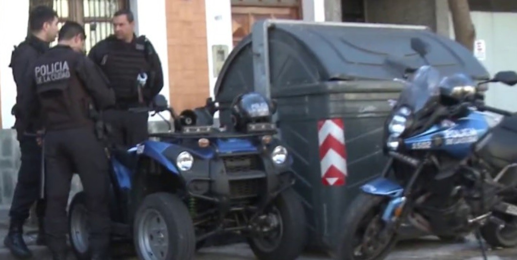 Policía fue arrastrado media cuadra por un motochorro pero logró detenerlo | Actualidad