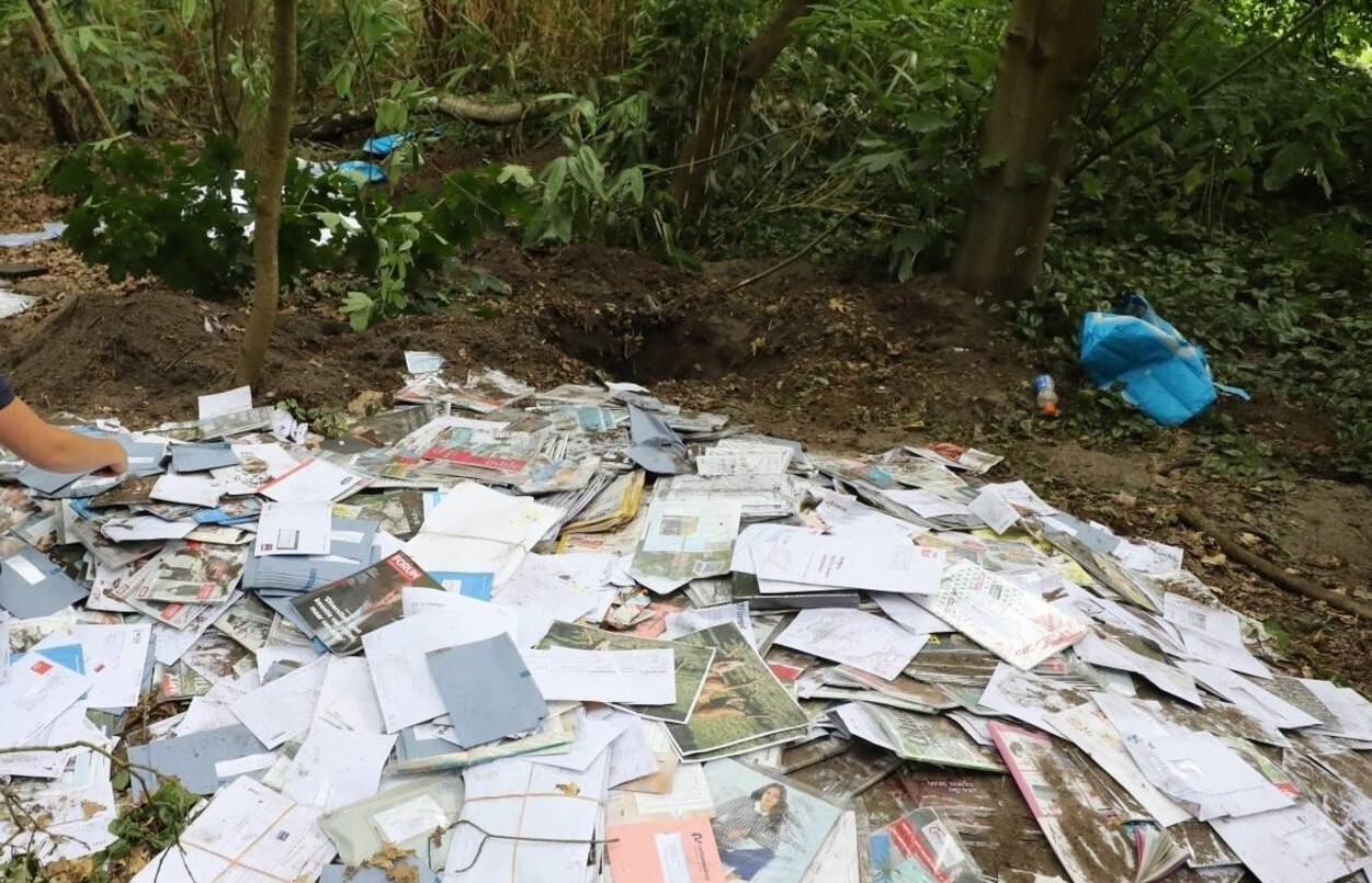 Para no entregarlas, un cartero enterró miles de cartas en un bosque | Curiosidades