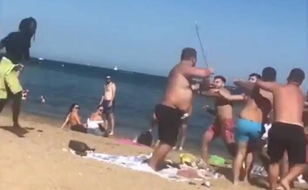 Video: violenta pelea masiva en una playa del centro de Barcelona | Redes