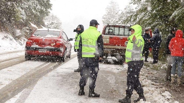 A contrarreloj, brigadistas tratan de rescatar a una familia aislada por la nieve | Actualidad