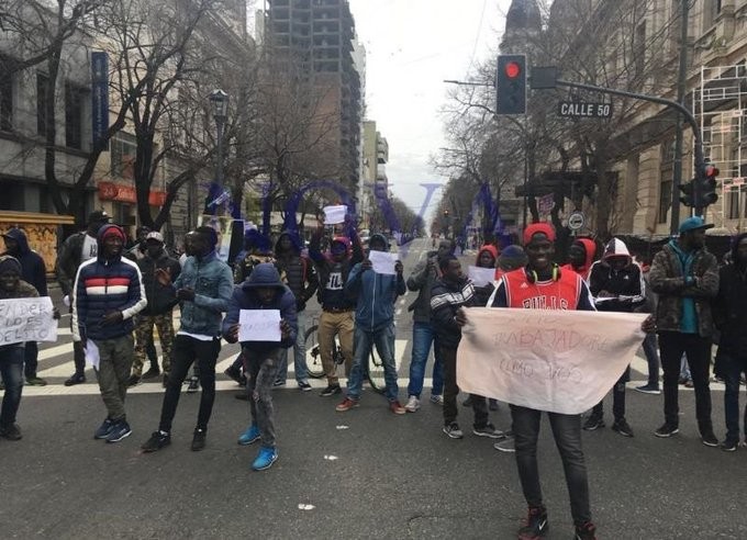 Video: senegaleses protestan en la calle al grito de "Perón, Peron que grande sos" | Redes