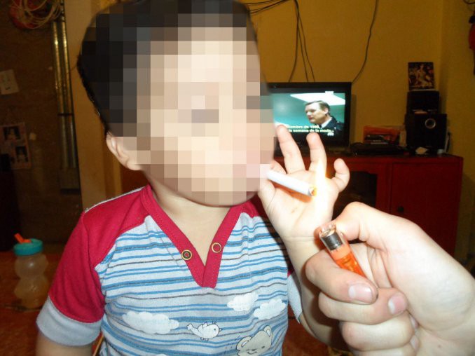 Escándalo en La Pampa: una madre subió fotos a Facebook de su pequeño hijo con cigarrillos | Actualidad