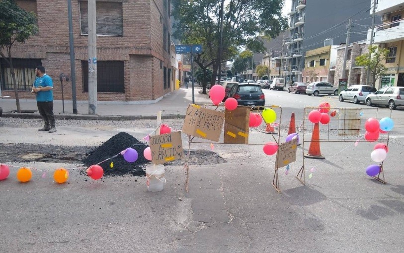 Puso globos de cumpleaños para señalizar un bache | Actualidad
