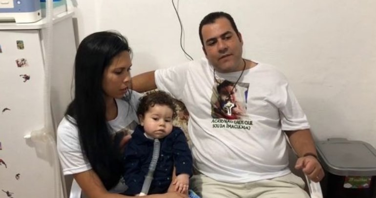 Juntaban dinero para tratar la rara enfermedad de su hijo: su padre se gastó el dinero en prostitutas, drogas y alcohol | Internacionales