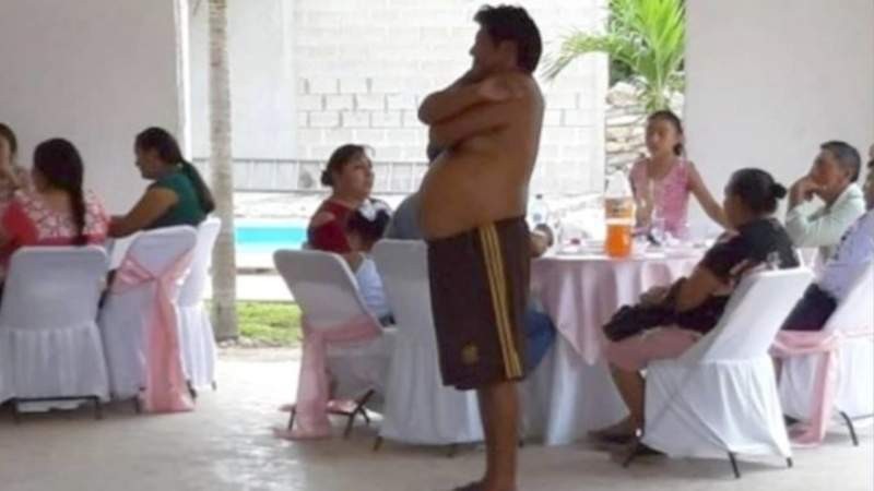 La historia detrás del meme del momento: el hombre sin remera que aparece en una fiesta de casamiento | Redes